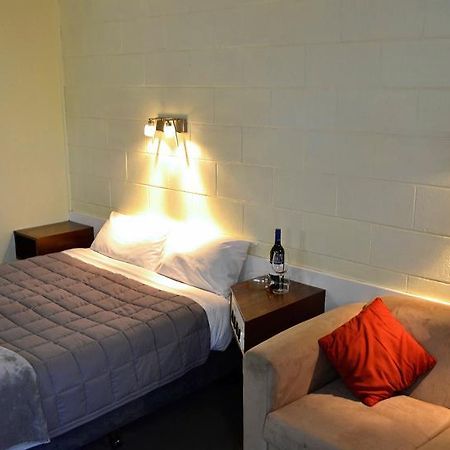 Charles Sturt Motor Inn ウェスト・ワイアロング エクステリア 写真
