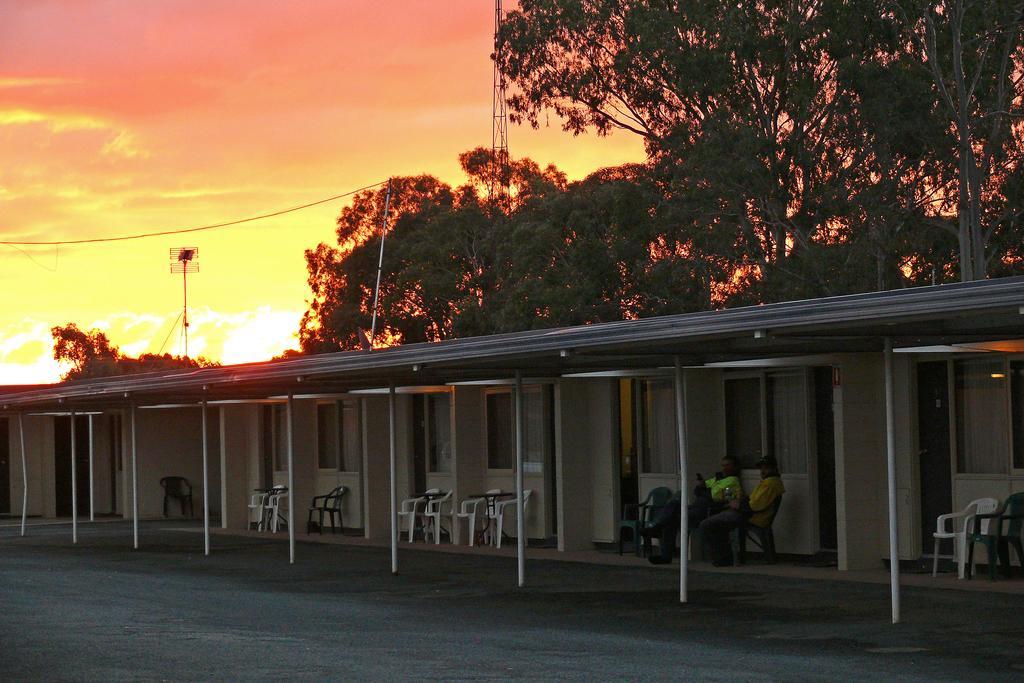 Charles Sturt Motor Inn ウェスト・ワイアロング エクステリア 写真