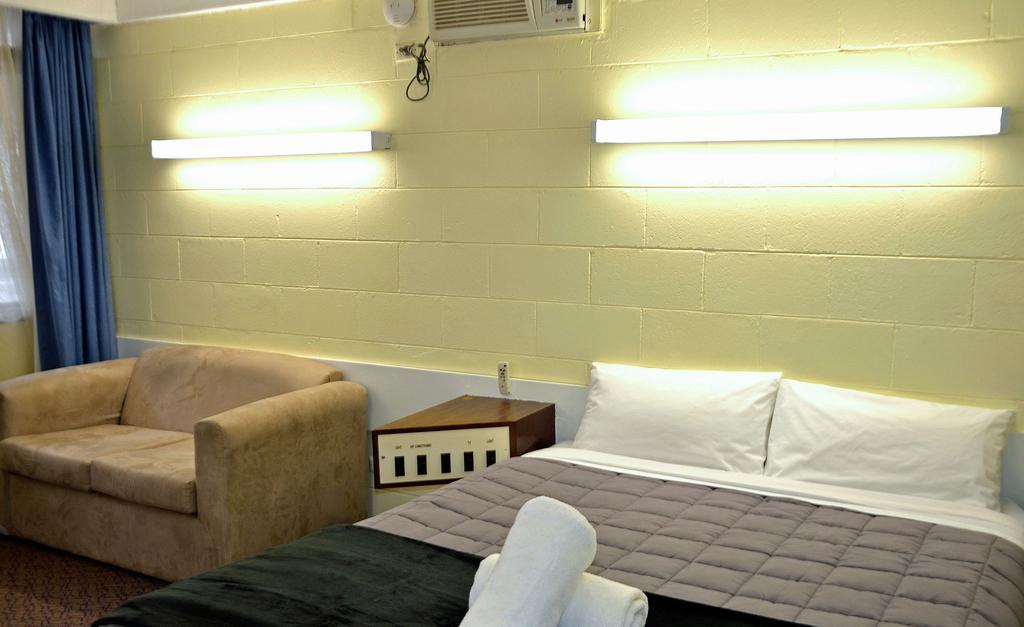 Charles Sturt Motor Inn ウェスト・ワイアロング エクステリア 写真