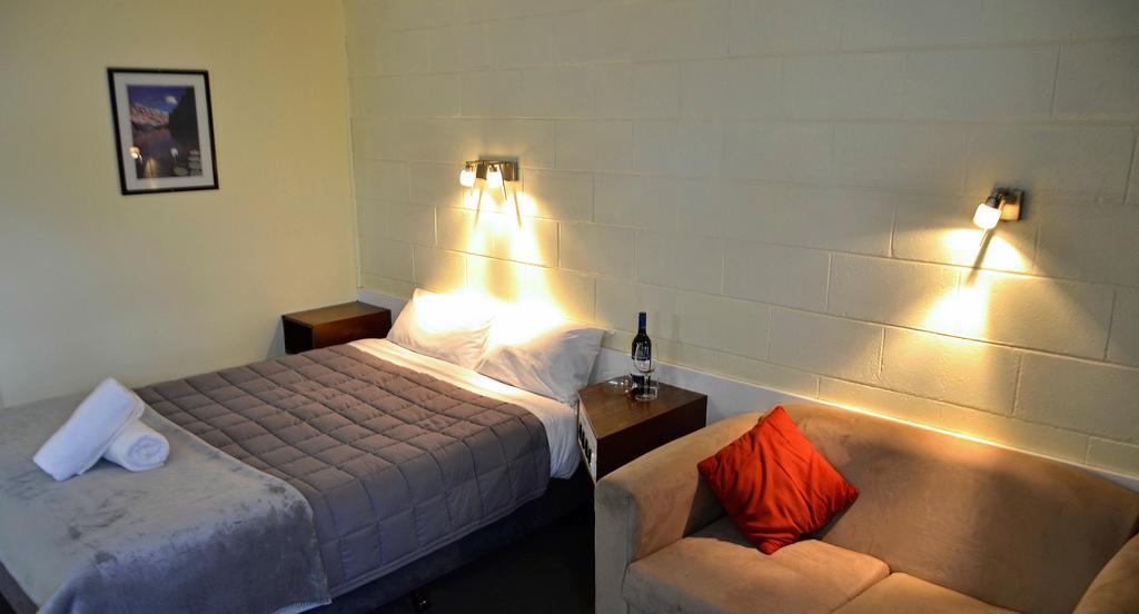 Charles Sturt Motor Inn ウェスト・ワイアロング エクステリア 写真